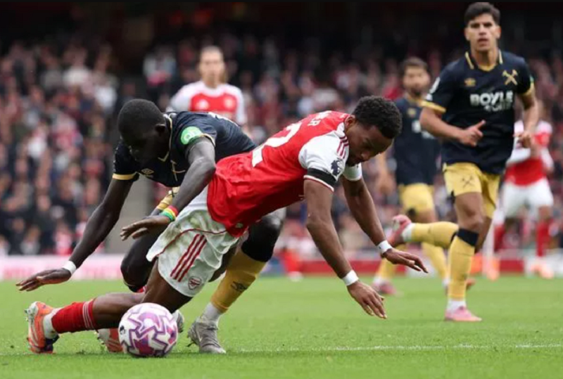 Arsenal đối mặt thử thách lớn khi Gabriel chấn thương: Arteta sẽ giải bài toán hàng thủ ra sao?